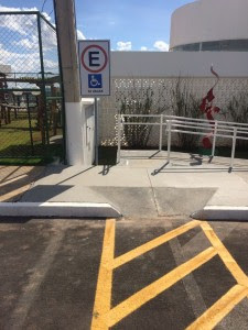 Estacionamento prioritário recebe placa de sinalização